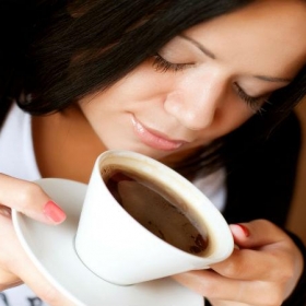 Nghiên cứu cho thấy, những người có thói quen uống 3 cốc cà phê mỗi ngày sẽ giảm nguy cơ mắc bệnh tim và một số bệnh ung thư nguy hiểm.